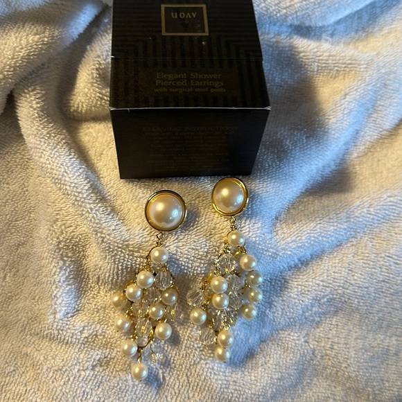 Avon Vintage 1993 Elegant Shower Pierced Earrings Pearlesque Goldtone - Picture 1 of 5